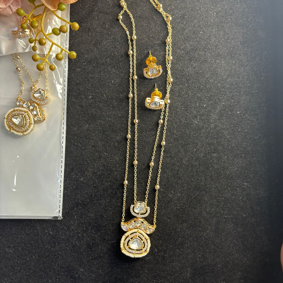 delicate kundan set