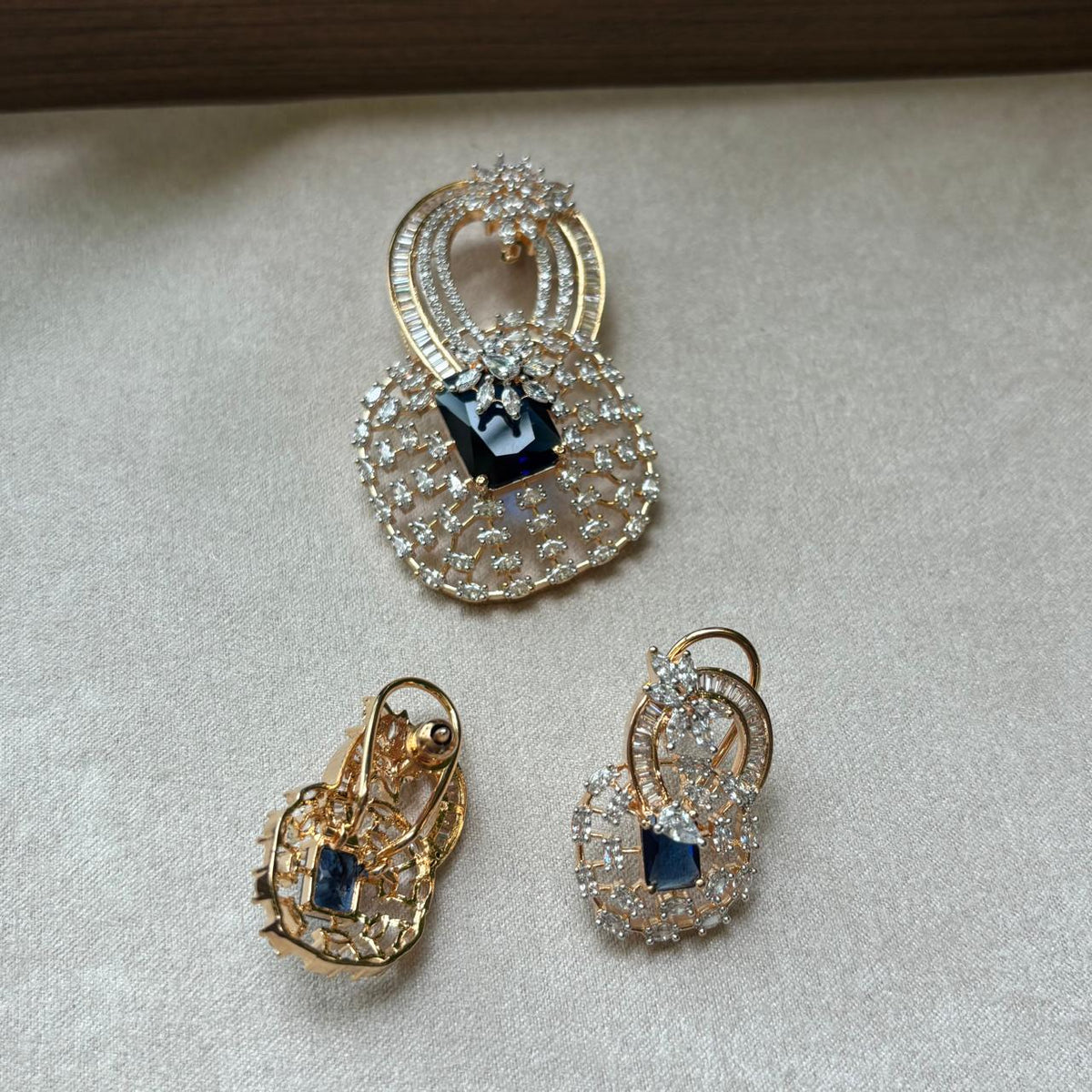 luxury like fine jewellery blue stone and american diamond gold pendant set
