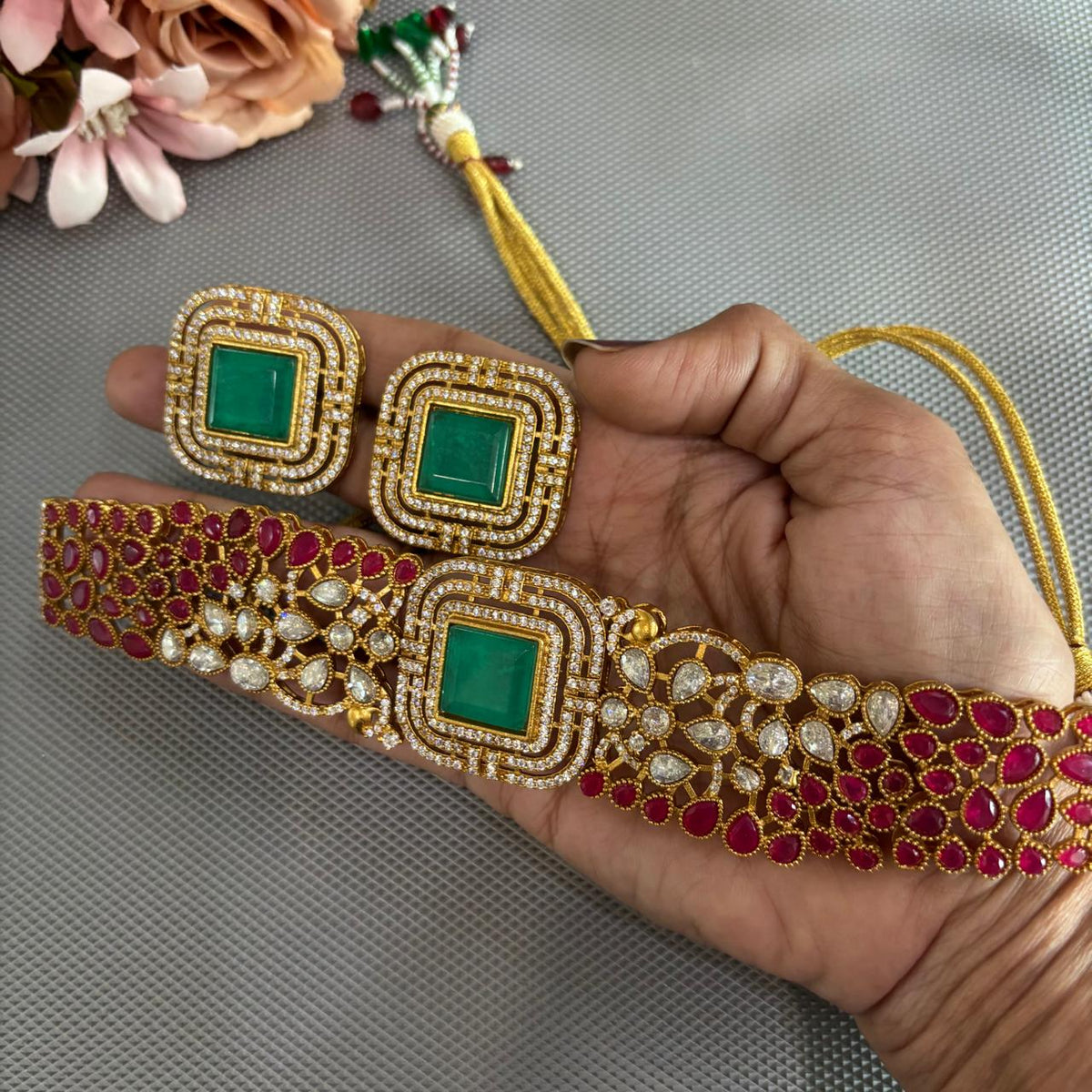 Close up emerald green centre stone choker with ruby pink and clear stone detailing of choker necklace set